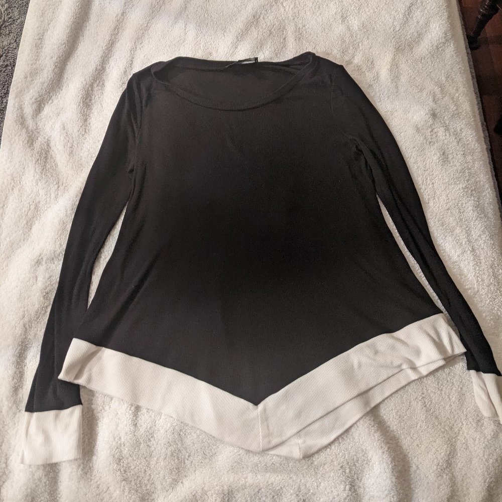 INC Black & White Print V-Hem Top Size Small